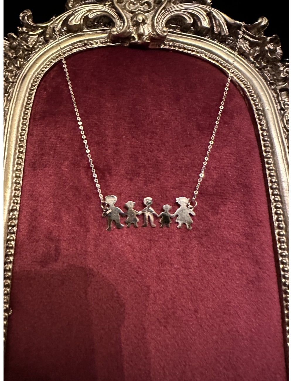 Lantisor cu familie cu 5 membri din aur galben de 14k